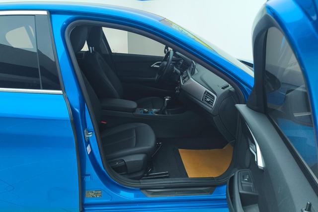 BMW 1 Series 2018 — фото 10