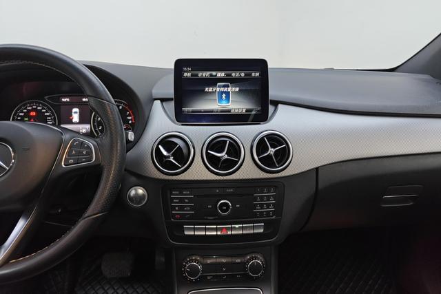 Mercedes Benz B-Class 2017 — фото 10