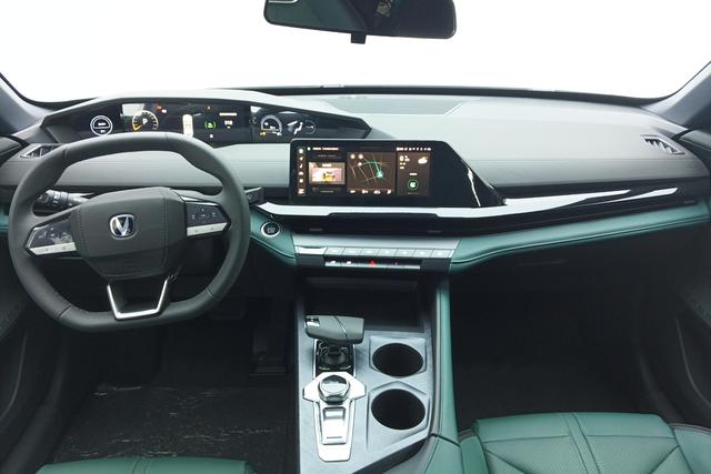 Chang'an UNI-V Smart iDD 2025 Белый из Китая