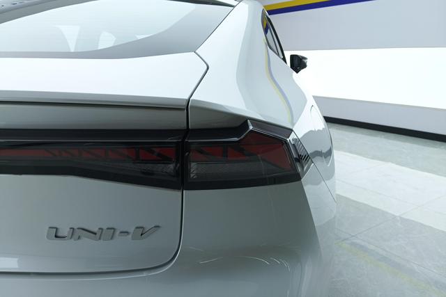 Chang'an UNI-V Smart iDD id 3785827 из Китая 8