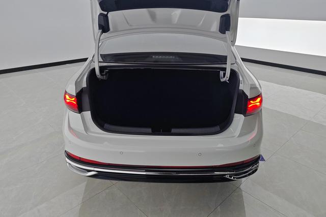 Volkswagen Sagitar 2024 300 TSI DSG — фото 17