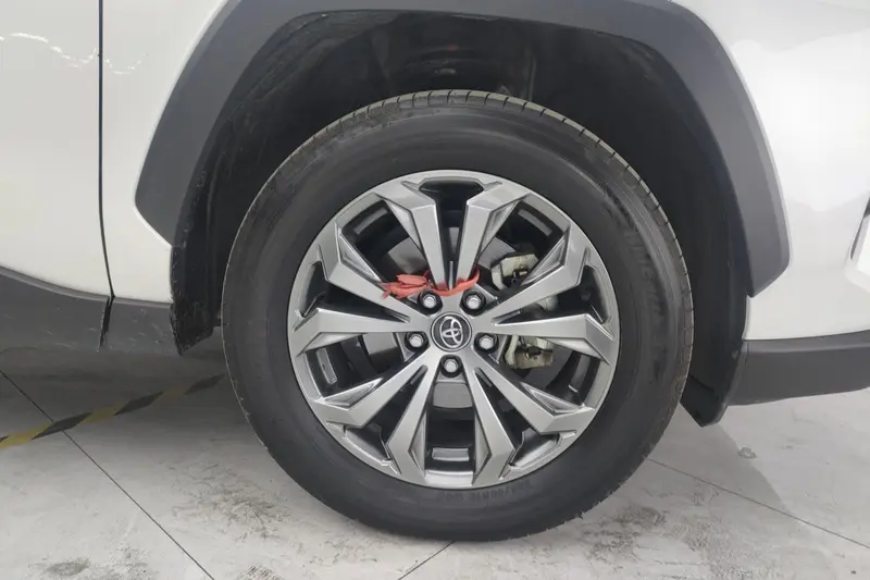 Toyota RAV4 — фото 6