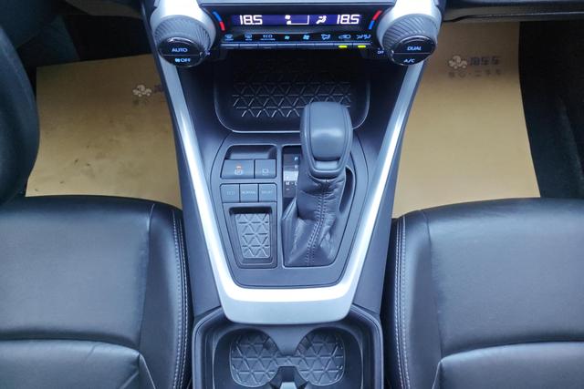 Toyota Wildlander 2020 2.0 L 2 WD — фото 14