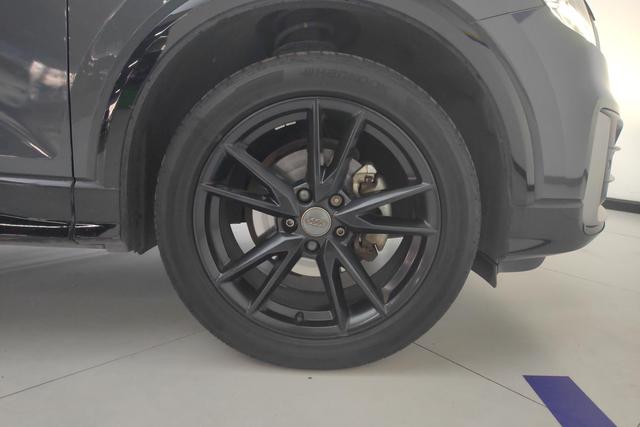 Audi Q2L 2021 Темно-серый из Китая, фото 4