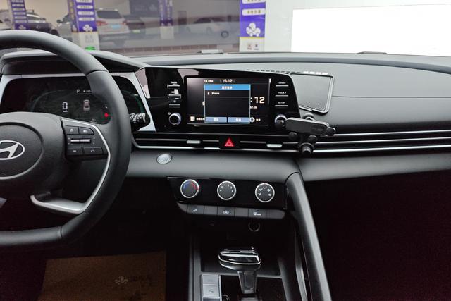 Hyundai Elantra 2023 1.5 L CVT GLX — фото 11