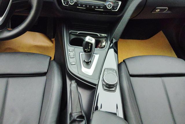 BMW 3 Series 2019 — фото 14