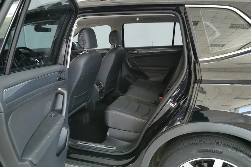 Volkswagen Tiguan L 330 TSI AT 2 WD R-Line — фото 12