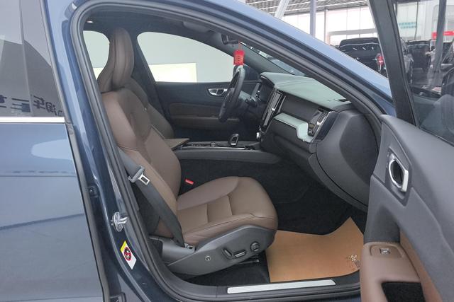 Volvo XC60 2024 B 5 4 WD — фото 14