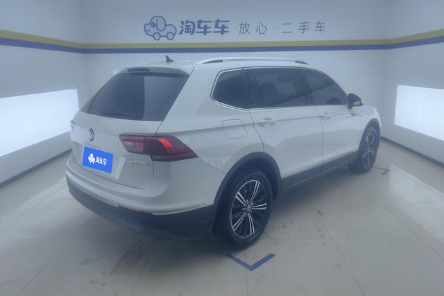 Volkswagen Tiguan L 2021 330 TSI AT 2 WD — фото 3