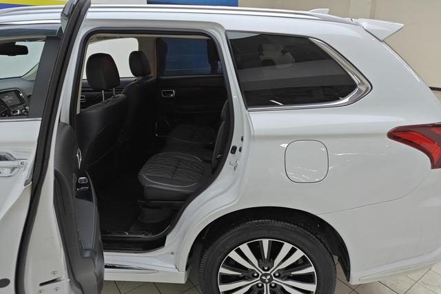 Mitsubishi Outlander 2021 2.4 L 4 WD 7 — фото 15