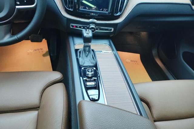 Volvo XC60 2021 T 5 4 WD — фото 14