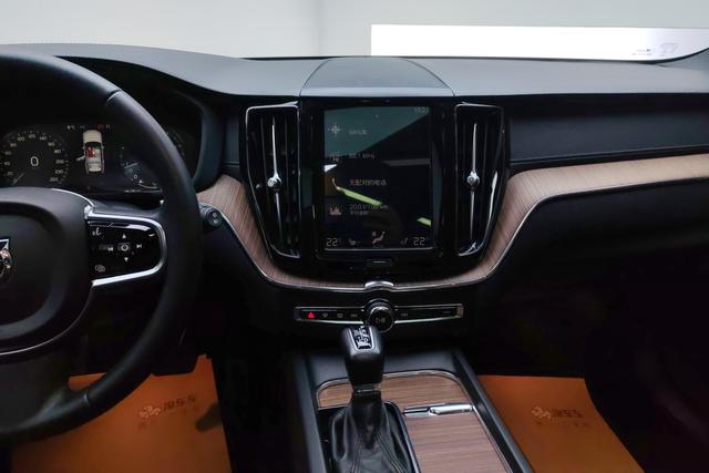 Volvo XC60 2021 T 5 4 WD — фото 11