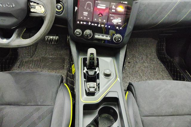 Lynk 03 2023 Желтый из Китая, фото 2