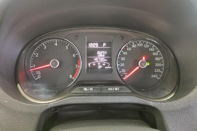 Volkswagen Polo 2016 1.4 L AT — фото 13