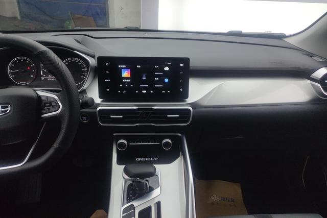 Geely Automobile Binyue 2025 Темно-серый из Китая, фото 3