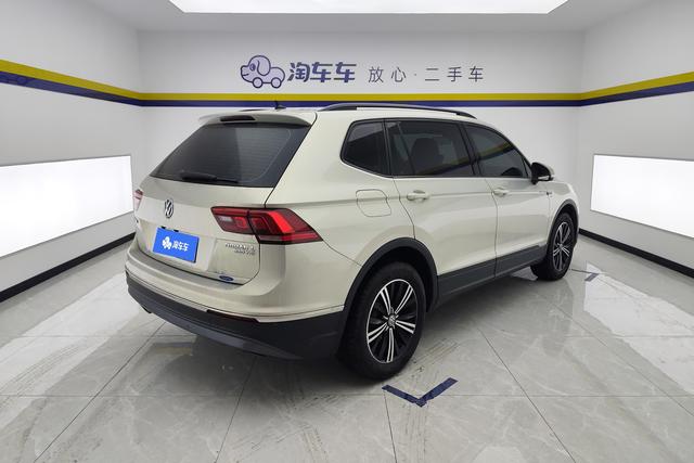 Volkswagen Tiguan L 2020 330 TSI AT 2 WD V — фото 3