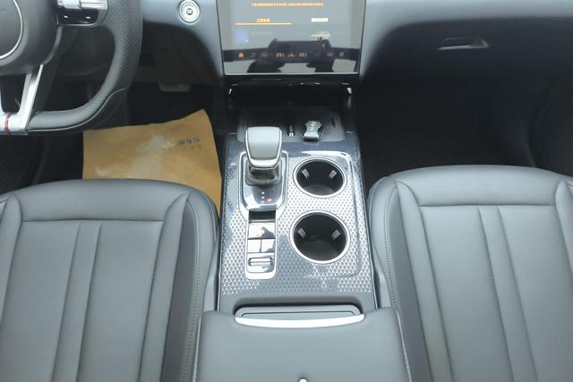 Hongqi HS3 PHEV 2024 115km — фото 14
