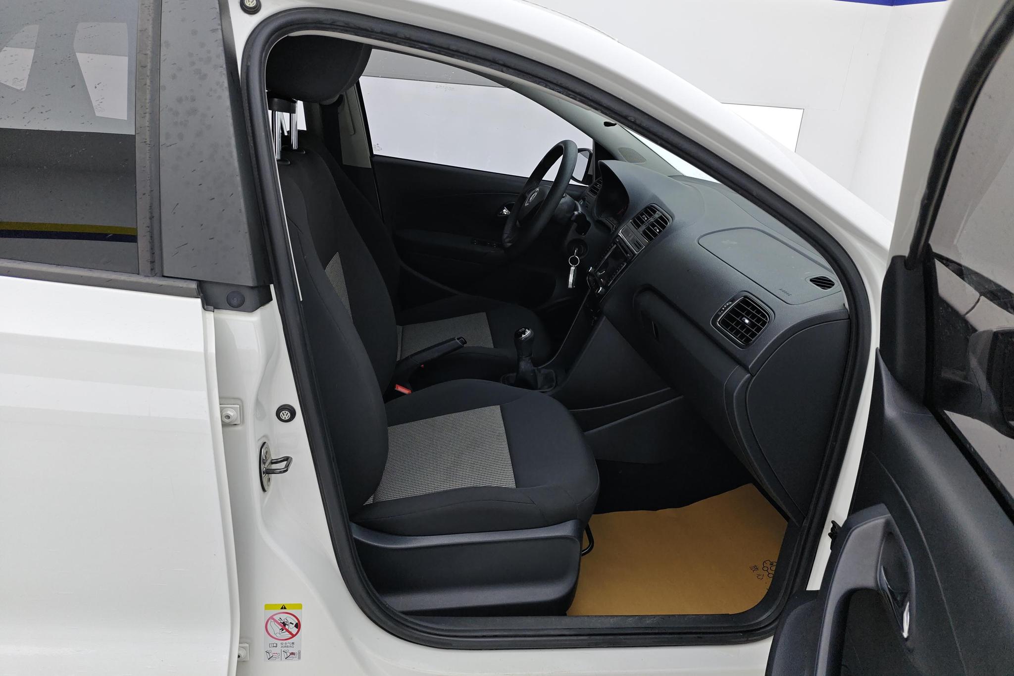Volkswagen Polo 2014 1.4L MT