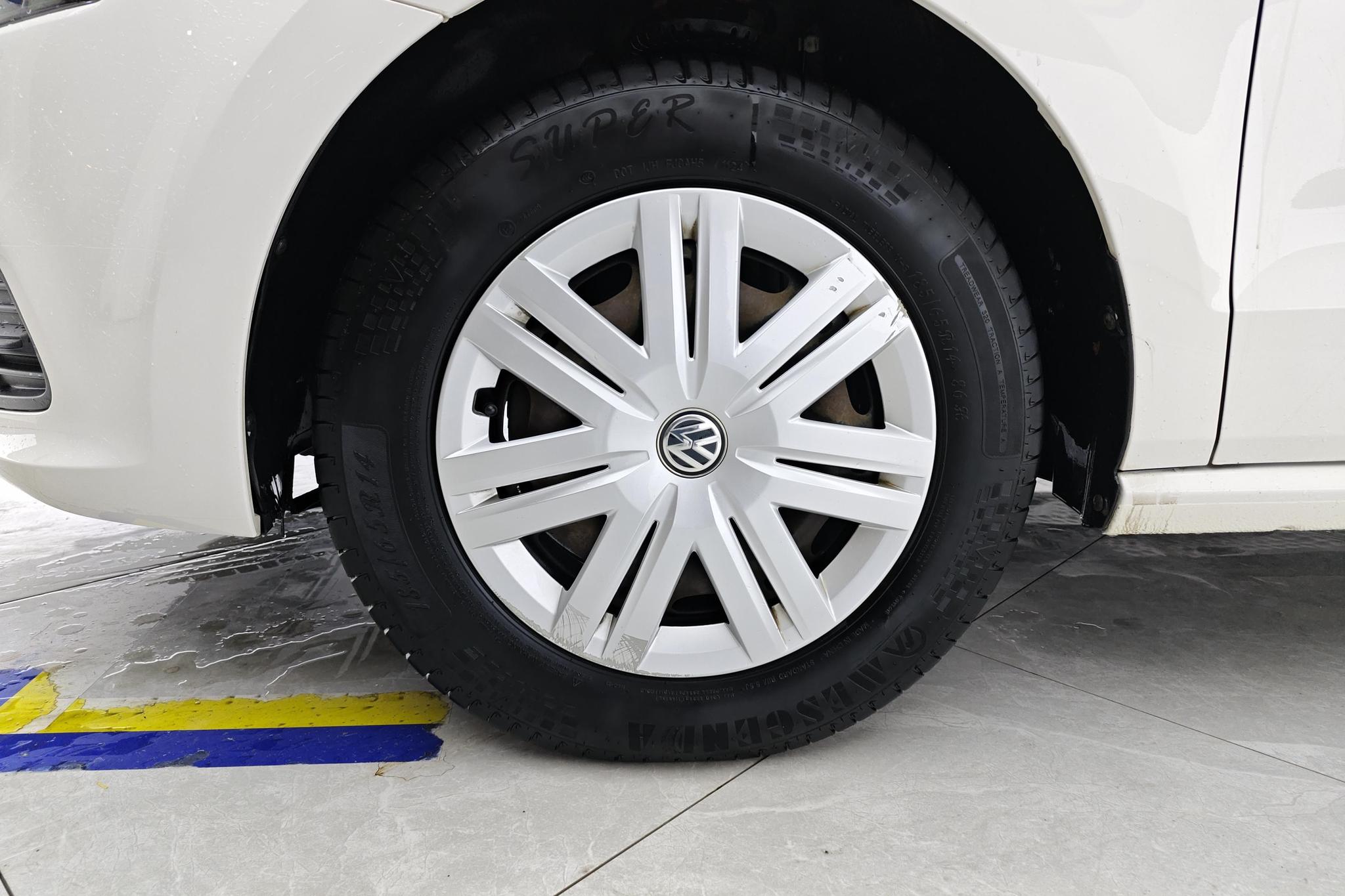 Volkswagen Polo 2014 1.4L MT