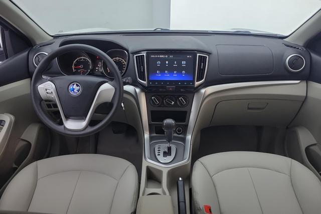 Venucia T70 2015 2.0 L CVT — фото 12