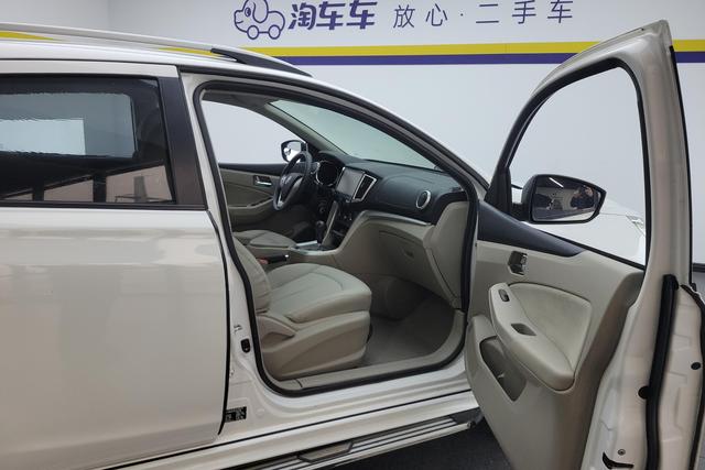 Venucia T70 2015 2.0 L CVT — фото 10