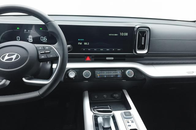 Hyundai ix35 2023 2.0 L DLX — фото 9