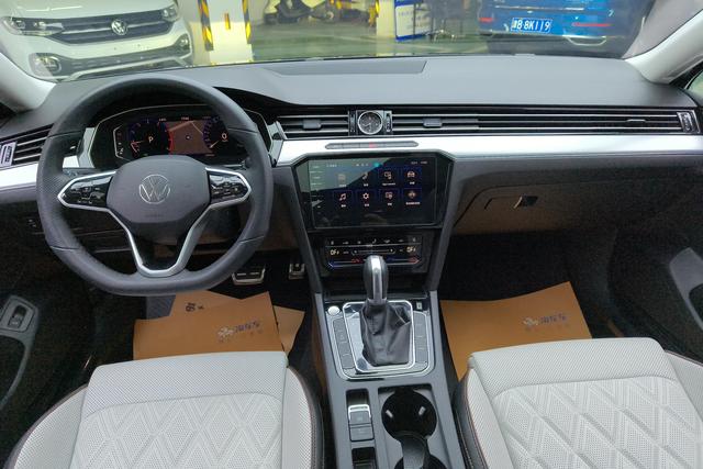 Volkswagen Magotan 2025 330 TSI DSGLuxury — фото 12