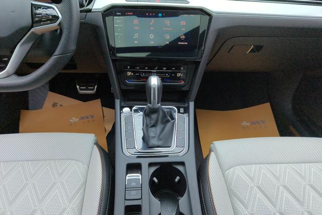 Volkswagen Magotan 2025 330 TSI DSGLuxury — фото 15