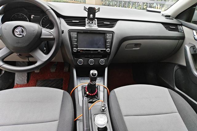 Skoda Octavia 2015 1.6 L MT — фото 14