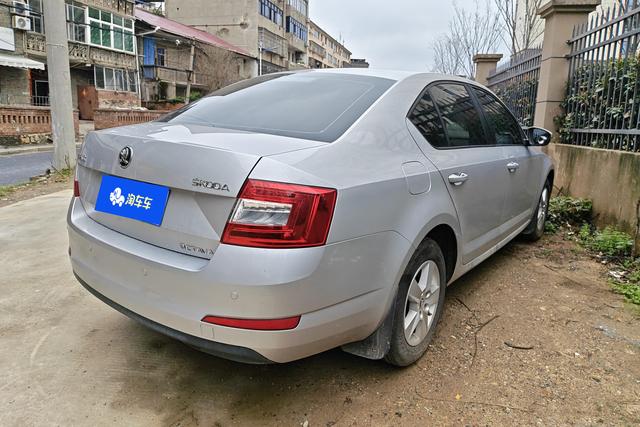Skoda Octavia 2015 1.6 L MT — фото 3