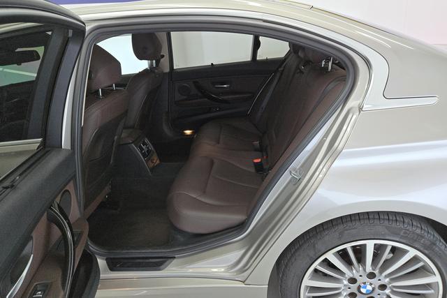 BMW 3 Series 2019 — фото 16
