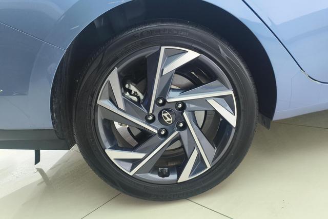 Hyundai Elantra 2023 1.5 L CVT GLX — фото 4