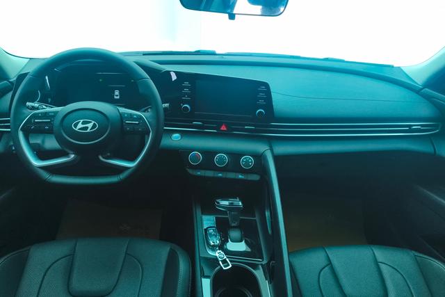 Hyundai Elantra 2023 1.5 L CVT GLX — фото 13
