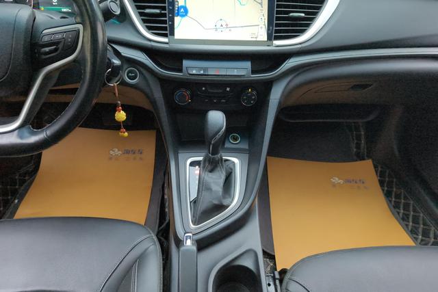 Buick Yinglang 2018 Красный из Китая