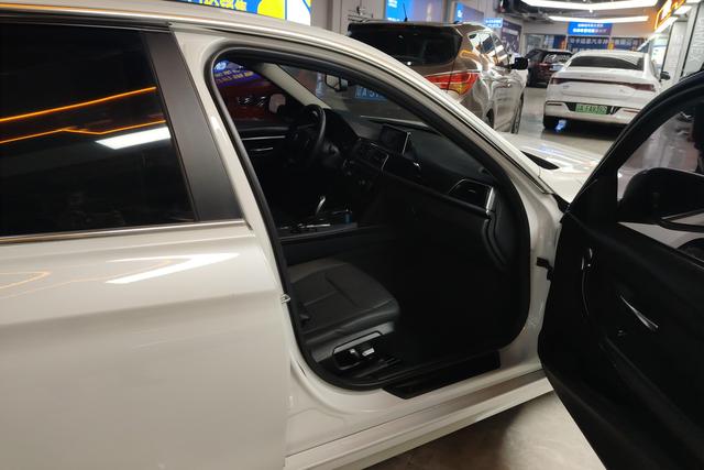 BMW 3 Series 2017 — фото 16