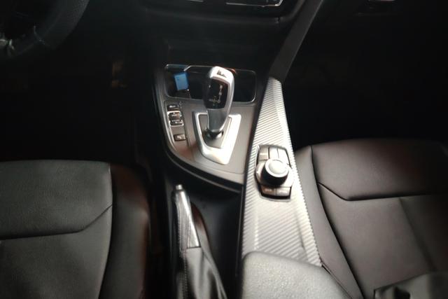 BMW 3 Series 2017 — фото 14