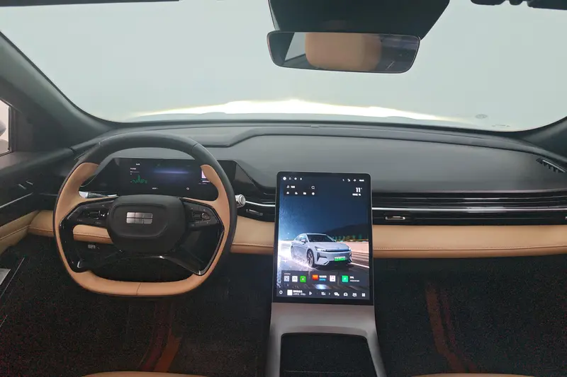 Geely Galaxy L 6 1.5 T DHT 125km PLUS — фото 8