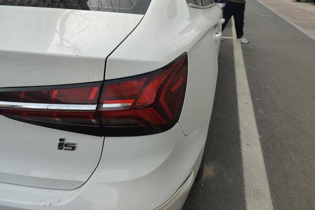 Roewe i5 2021 1.5 L MT — фото 12