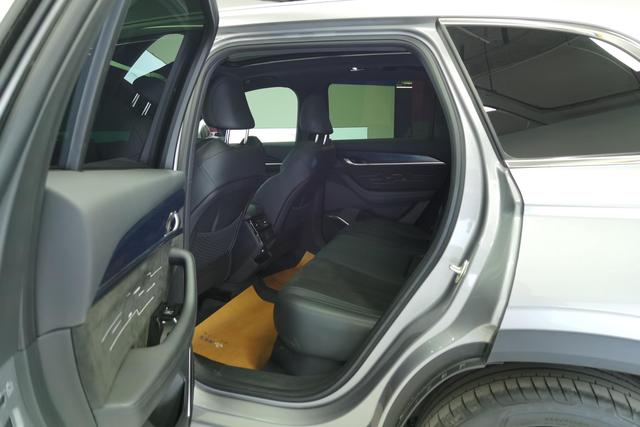 Geely Automobile Xingyue L 2024 Темно-серый из Китая, фото 4