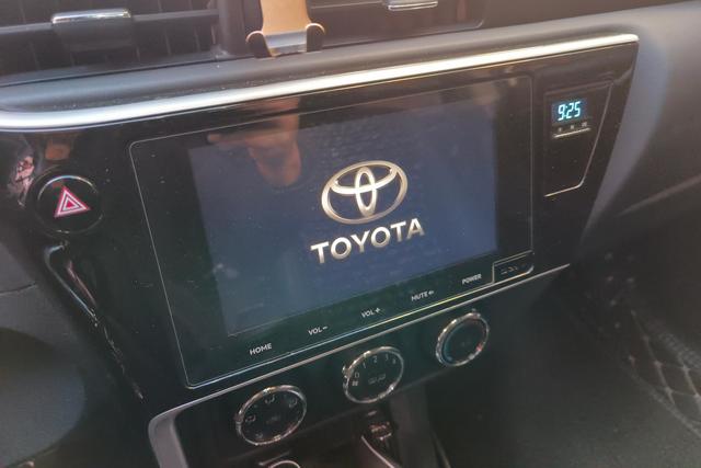 Toyota Corolla 2018 Белый из Китая