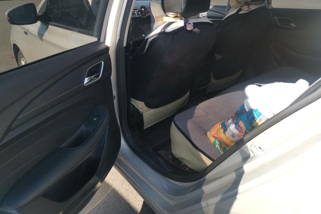 Roewe i5 2018 Желтый из Китая, фото 6