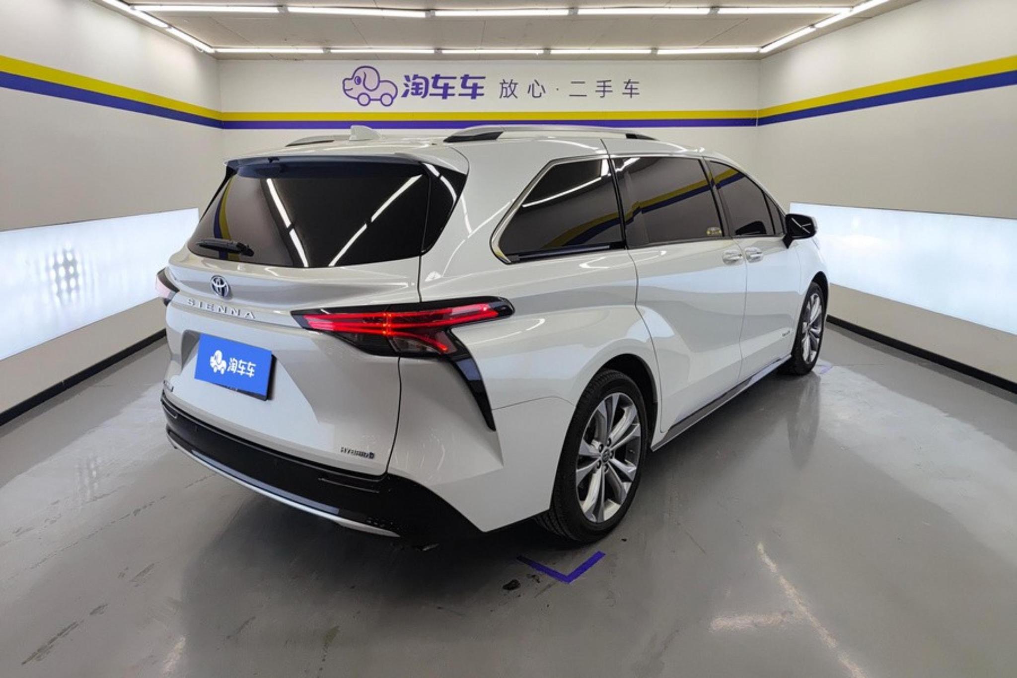 Toyota Sienna 2023 2.5L Luxury