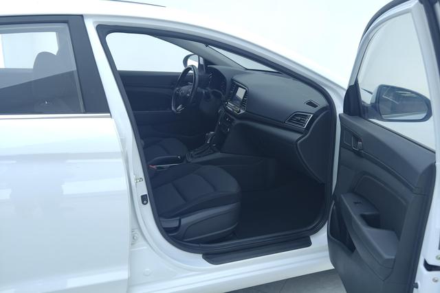 Hyundai Elantra — фото 16