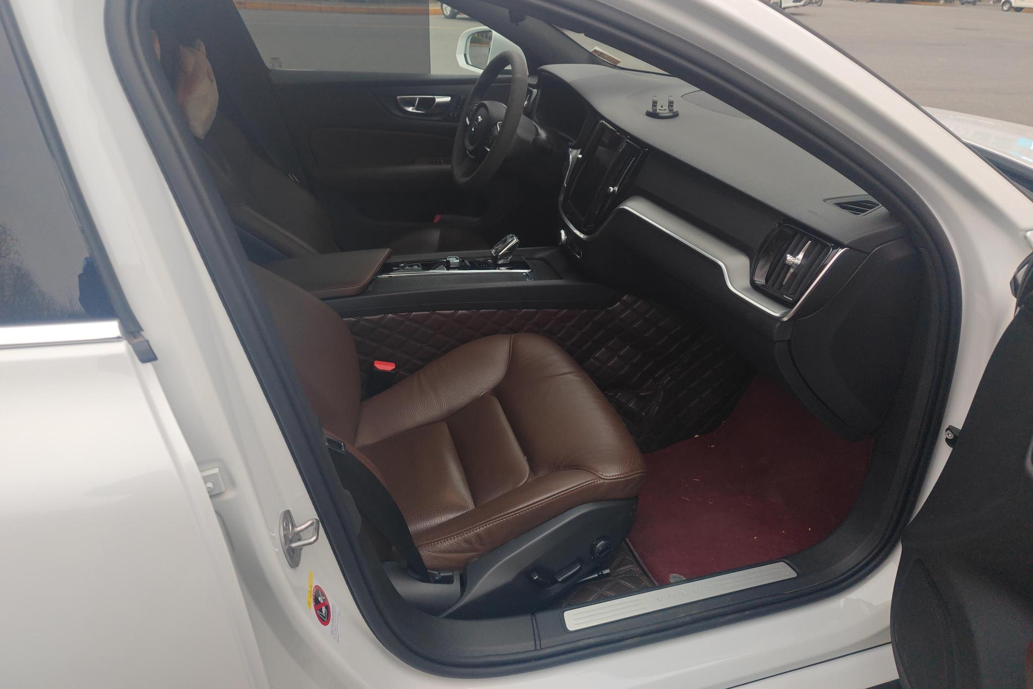 Volvo S60 2023 B4 Luxury