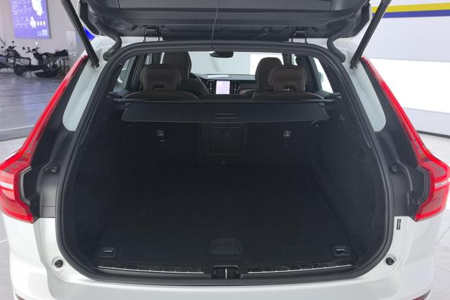 Volvo XC60 2025 B 5 4 WD — фото 17