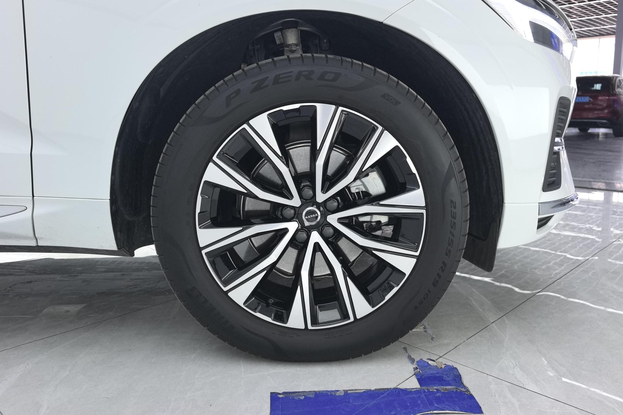Volvo XC60 2025 B5 Luxury