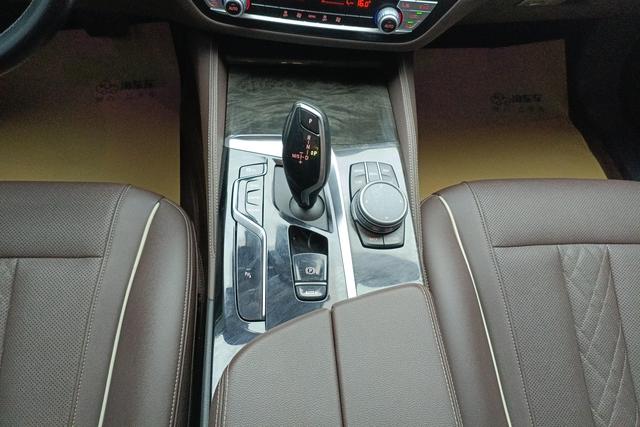 BMW 5 Series 2022 — фото 13