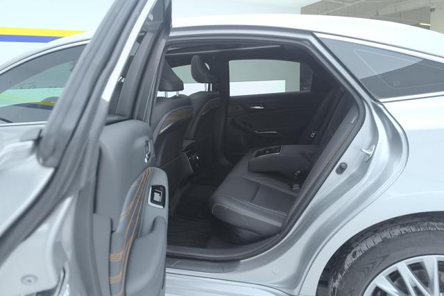 Toyota Avalon 2024 2.0 L E-CVT — фото 16