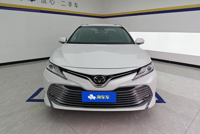 Toyota Camry 2019 — фото 2