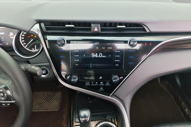 Toyota Camry 2019 — фото 10